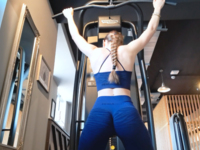 sarada com o corpo mais sexy se inclina para nós