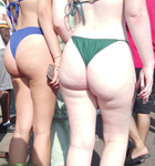 Garotas curvilíneas de biquíni caminhando na praia