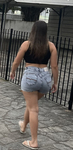 Gostosa Rabuda de shorts Jeeans na rua