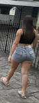 Gostosa Rabuda de shorts Jeeans na rua