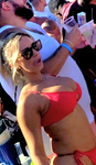 Loira Rabuda Deliciosa Desfilando com o corno na praia