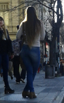 Gostosa de calça Jeeans desfilando na rua