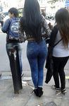 Gostosa de calça Jeeans desfilando na rua