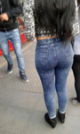 Gostosa de calça Jeeans desfilando na rua