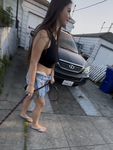 Morena gostosa passeando com seu cachorro