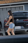 Morena gostosa passeando com seu cachorro