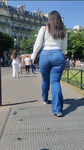 Que bunda enorme em calça jeans apertada!