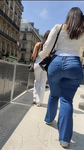 Que bunda enorme em calça jeans apertada!