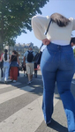 Que bunda enorme em calça jeans apertada!