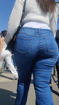Que bunda enorme em calça jeans apertada!