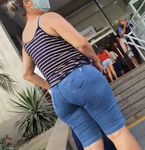 A MILF de calça jeans com bunda grande me pegou