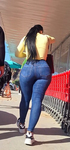 Bunda enorme em jeans, corpo latino