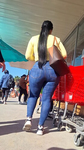 Bunda enorme em jeans, corpo latino