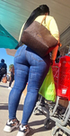 Bunda enorme em jeans, corpo latino