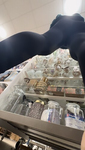 Garota asiática magra agacha na minha frente