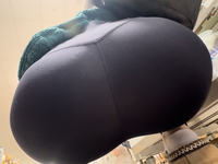 Garota asiática magra agacha na minha frente
