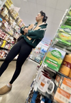 Garota asiática magra agacha na minha frente