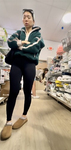 Garota asiática magra agacha na minha frente