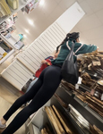 Garota asiática magra agacha na minha frente