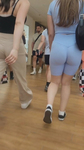 Morenas deslumbrantes exibem bumbum de adolescente balançand