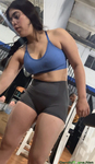 Musa da academia em shorts cinza justos com bumbum incrível,