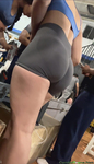 Musa da academia em shorts cinza justos com bumbum incrível,