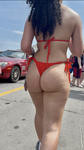 Bunda Maravilhosa engolindo o biquini vermelho