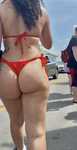 Bunda Maravilhosa engolindo o biquini vermelho