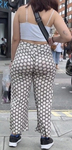 Calça pantalona na rua