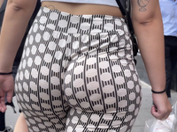 Calça pantalona na rua