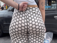 Calça pantalona na rua