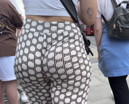 Calça pantalona na rua