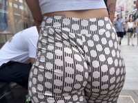 Calça pantalona na rua