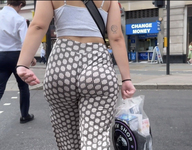 Calça pantalona na rua