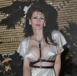 Hot Brunette Mehri