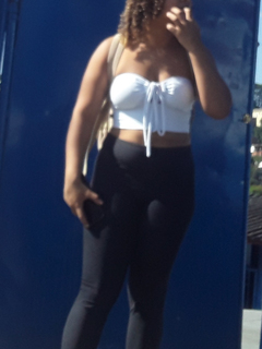 Ninfetinha peitudinha de legg na porta da escola