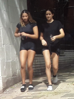 Duas Safadinhas de shortinhos apertados rachando suas buceti