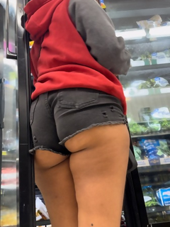 Que Puta safada com a bunda toda de fora engolindo o shorts
