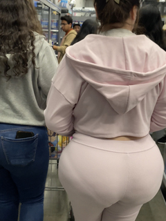 Mãe latina ensinando rito à filha