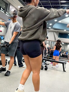 Linda garota asiática de academia com uma bunda gostosa em s