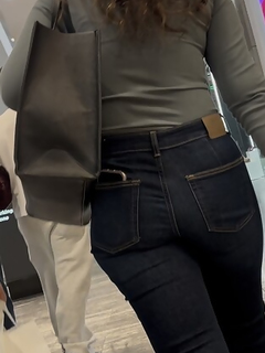 A gata árabe tem um rabo incrível