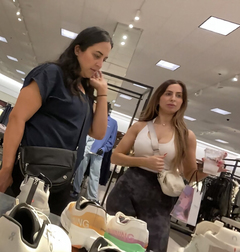 Latina deslumbrante comprando sapatos