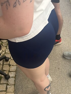 Garota em férias exibe bumbum avantajado em shorts azuis