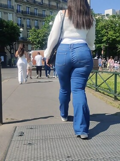 Que bunda enorme em calça jeans apertada!