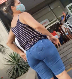A MILF de calça jeans com bunda grande me pegou