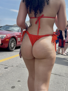 Bunda Maravilhosa engolindo o biquini vermelho