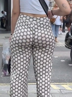Calça pantalona na rua