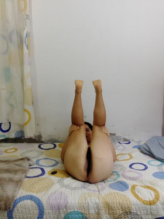 Zorrita caliente desnuda mostrando su enorme culo